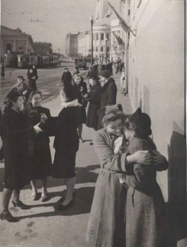 Конец войны. Утро на улицах Москвы. С пр…