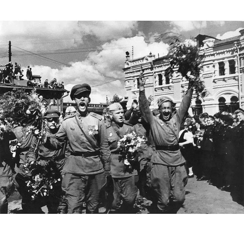 С днем Великой Победы! Мирного неба!…