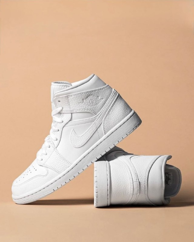 Сегодня на  Air Jordan 1 Mid в тройном б…