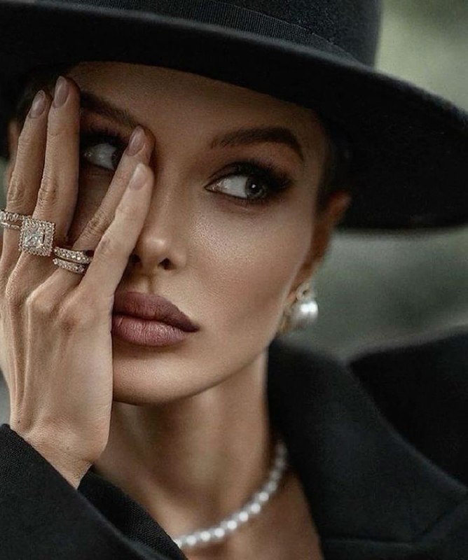 Девушки, изучайте этикет — это очень кра…