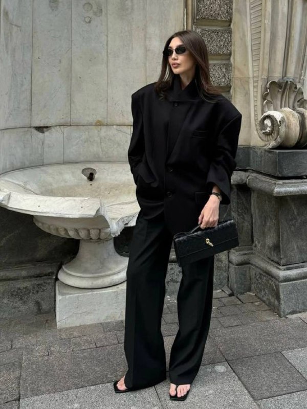 Total black — это стиль образа, где доми…