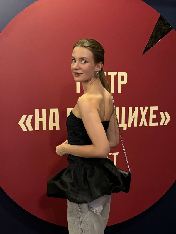 Конечно же показываю мой театральный лук…